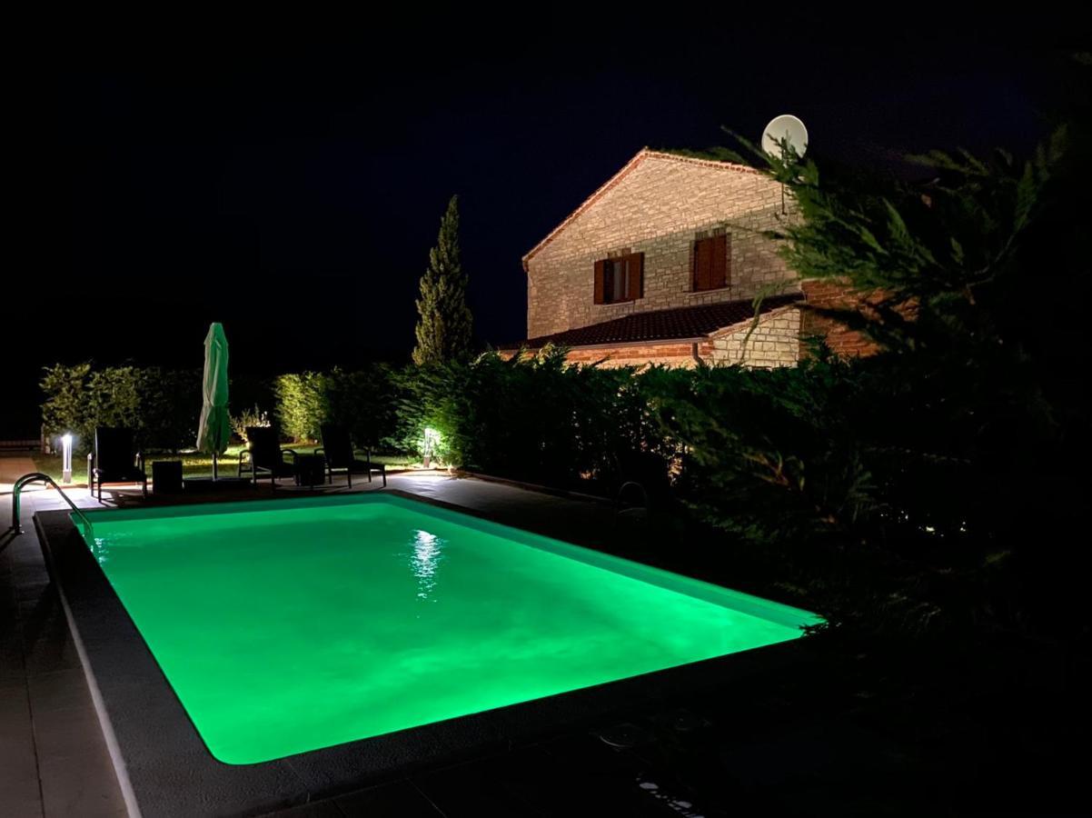 Villa Suzy With Heated Pool Svetvinčenat 外观 照片